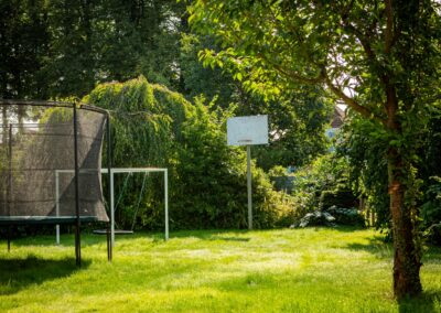 Have med trampolin og basketkurv på HabitusHuset Holbo.