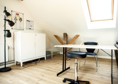 Lille arbejds eller spiseplads i et lyst rum på HabitusHuset Holbo.